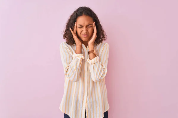 Jeune Femme Brésilienne Portant Chemise Rayée Debout Sur Fond Rose — Photo