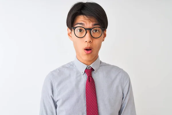 Chinesischer Geschäftsmann Mit Krawatte Und Brille Der Vor Isoliertem Weißem — Stockfoto