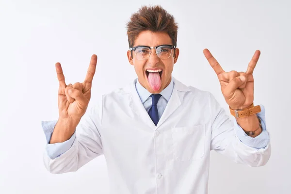 Mladý Pohledný Vědec Brýlích Kabátě Izolovaném Bílém Pozadí Křičí Bláznivým — Stock fotografie