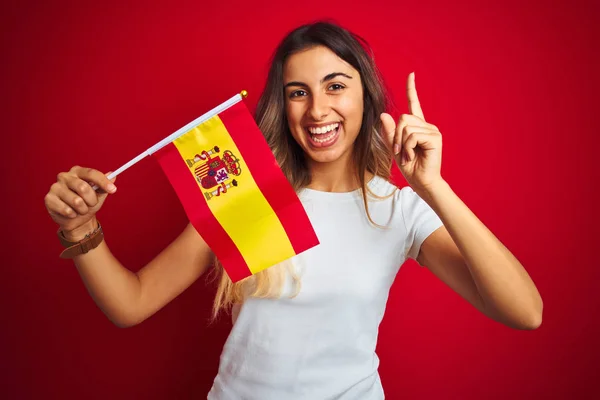 Jovem Mulher Bonita Segurando Bandeira Espanhola Sobre Fundo Isolado Vermelho — Fotografia de Stock