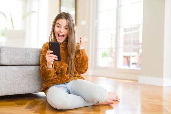 Hermosa Niña Enviando Mensaje Usando Teléfono Inteligente Gritando Orgulloso Celebrando —  Fotos de Stock