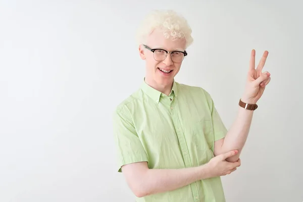 Ung Albino Blond Man Bär Grön Skjorta Och Glasögon Över — Stockfoto