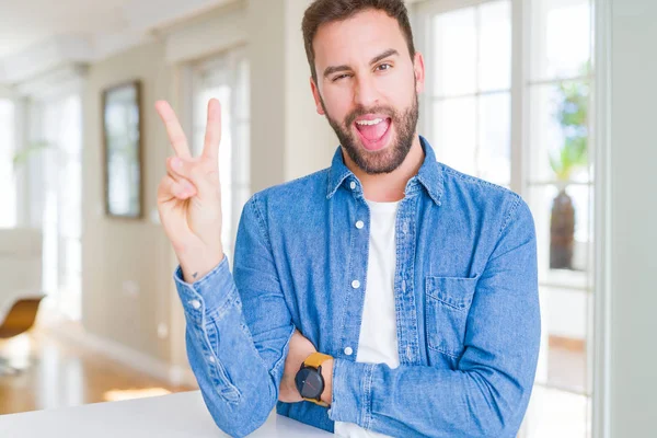 Hombre Guapo Casa Sonriendo Con Cara Feliz Guiñando Ojo Cámara —  Fotos de Stock