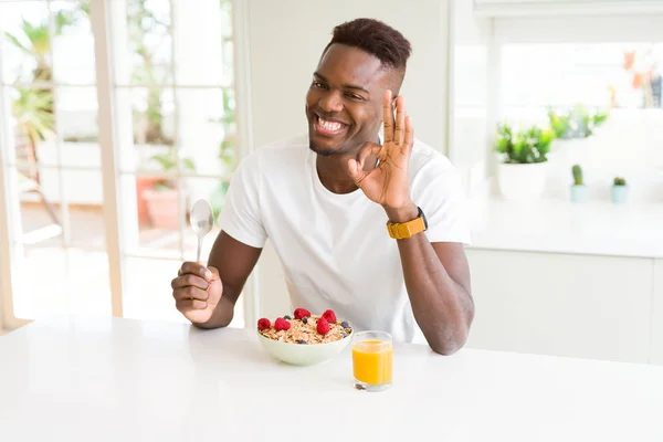 Mladý Afričan Americký Muž Který Ráno Jedl Zdravou Snídani Dobře — Stock fotografie