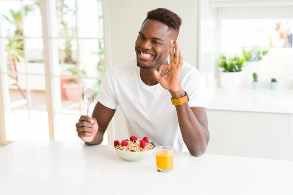 Giovane Uomo Afro Americano Che Colazione Sana Mattino Facendo Segno — Foto Stock