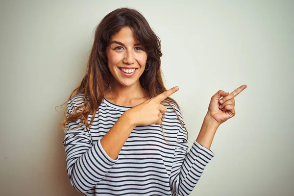 Jonge Mooie Vrouw Draagt Strepen Shirt Witte Geïsoleerde Achtergrond Lachend — Stockfoto