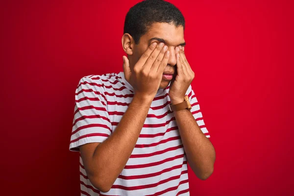 Homem Árabe Bonito Jovem Vestindo Camiseta Listrada Sobre Fundo Vermelho — Fotografia de Stock