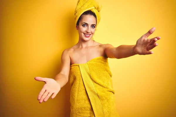 Bella Donna Che Indossa Asciugamano Doccia Sul Corpo Testa Sfondo — Foto Stock