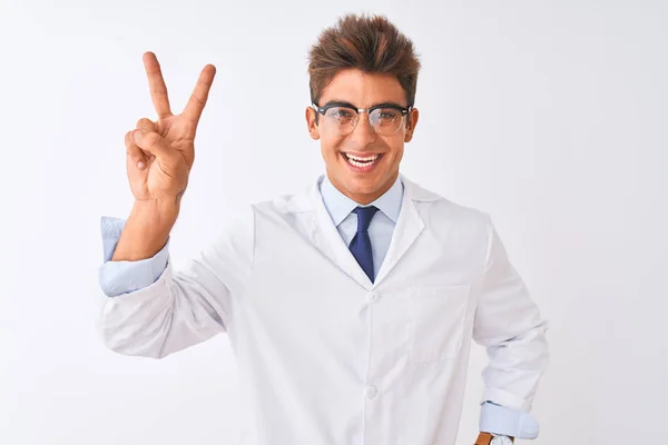 Νεαρός Όμορφος Επιστήμονας Που Φοράει Γυαλιά Και Παλτό Πάνω Από — Φωτογραφία Αρχείου