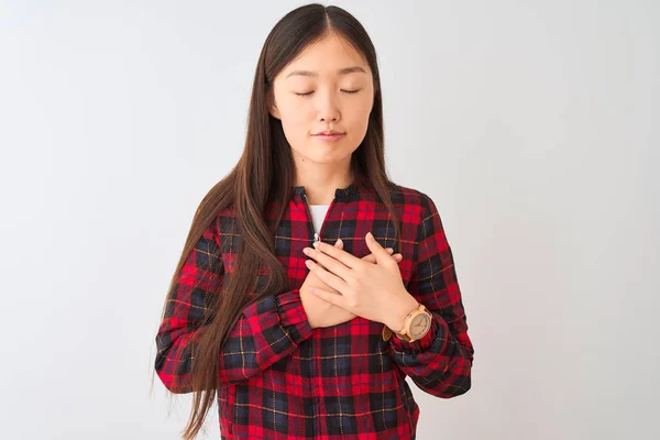 カジュアルなジャケットを着た若い中国人女性は 目を閉じて感謝のジェスチャーをして胸に手を当て 孤立した白い背景の上に立っている 健康の概念 — ストック写真
