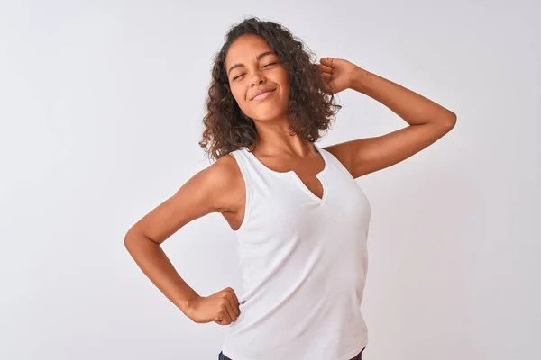 Mujer Brasileña Joven Con Camiseta Casual Pie Sobre Fondo Blanco — Foto de Stock