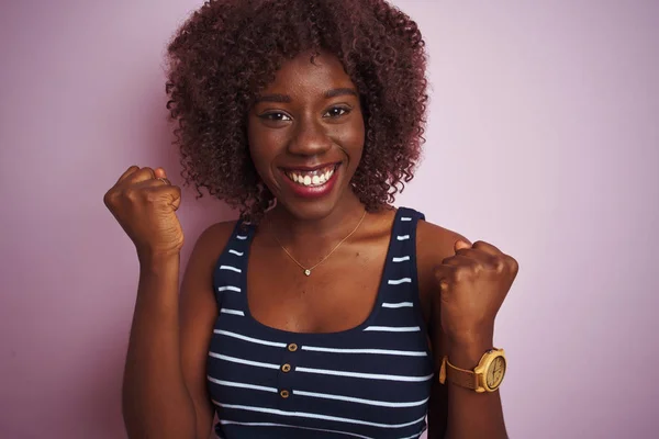 Junge Afrikanische Afro Frau Gestreiftem Shirt Vor Isoliertem Rosa Hintergrund — Stockfoto