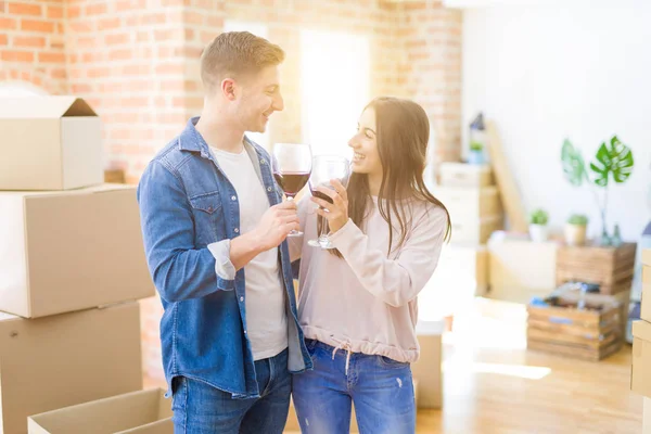 Jong Mooi Paar Drinken Een Glas Wijn Vieren Verhuizen Naar — Stockfoto