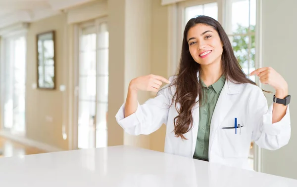 Ung Kvinna Bär Medicinsk Rock Kliniken Som Terapeut Eller Läkare — Stockfoto