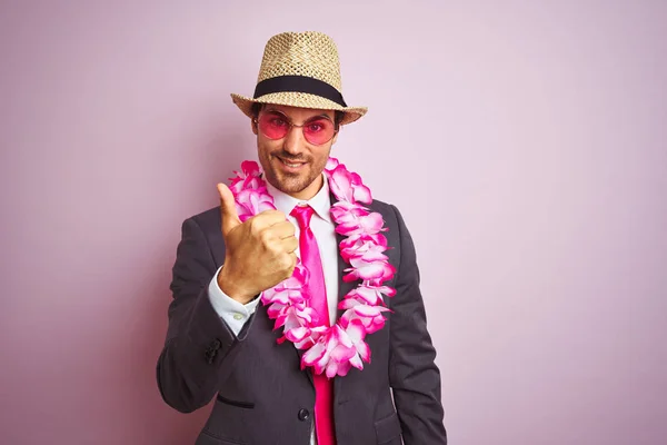 Νέος Επιχειρηματίας Φορώντας Καπέλο Κουστούμι Γυαλιά Χαβάης Λέι Πάνω Απομονωμένη — Φωτογραφία Αρχείου