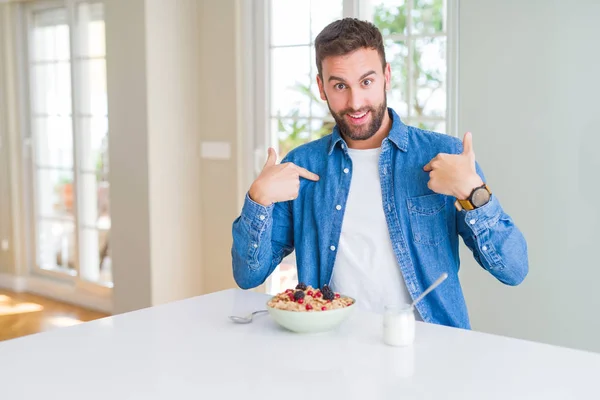 Hombre Guapo Comiendo Cereales Para Desayuno Casa Mirando Confiado Con — Foto de Stock