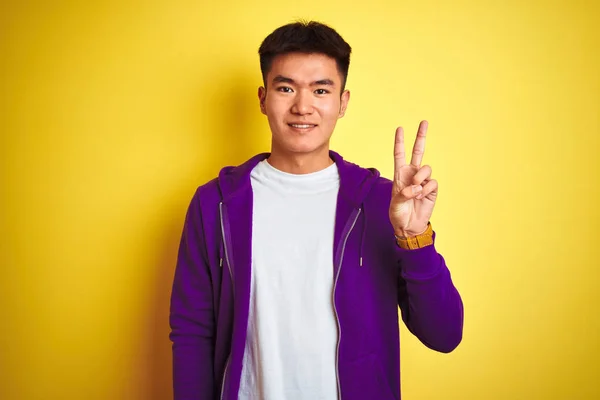 Jonge Aziatische Chinese Man Het Dragen Van Paarse Sweatshirt Staande — Stockfoto