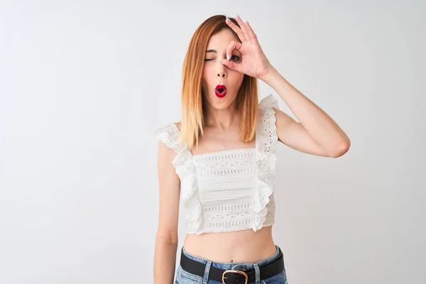 Mulher Ruiva Bonita Vestindo Shirt Casual Sobre Fundo Branco Isolado — Fotografia de Stock