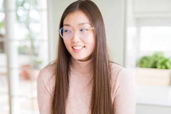 Hermosa Mujer Asiática Con Gafas Sonrientes Mirando Lado Mirando Hacia —  Fotos de Stock