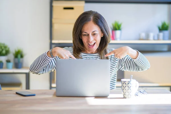 Donna Anziana Mezza Età Seduta Tavola Casa Lavorare Con Computer — Foto Stock