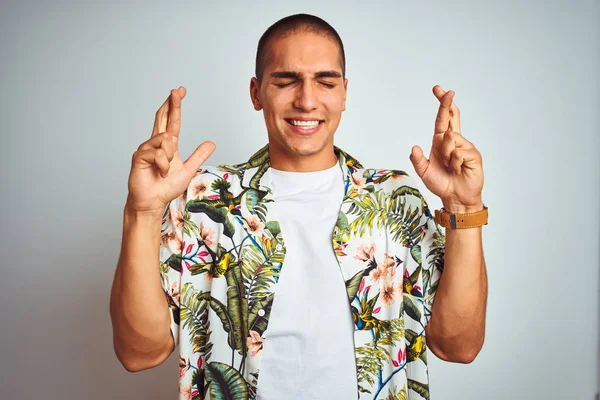 Jonge Knappe Man Vakantie Met Een Hawaïaans Shirt Witte Achtergrond — Stockfoto