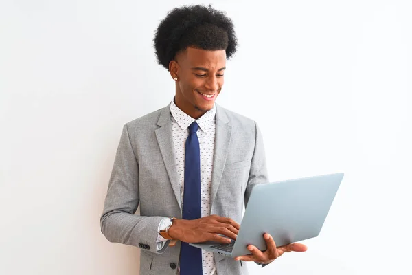 Молодой Африканский Американский Бизнесмен Используя Ноутбук Стоящий Изолированном Белом Фоне — стоковое фото
