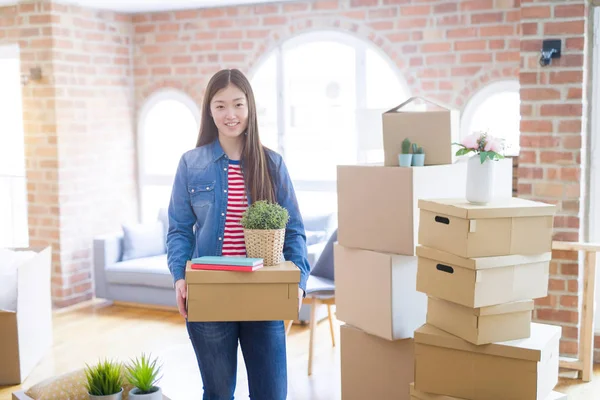 Mooie Aziatische jonge vrouw Holding dozen, glimlachend gelukkig verhuizen — Stockfoto