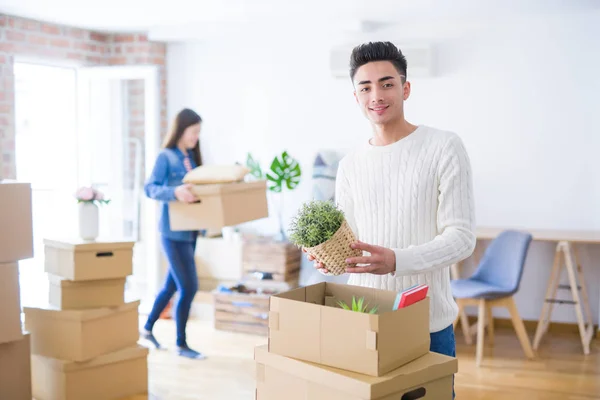 Bella Giovane Coppia Asiatica Cerca Felice Sorridente Emozionato Trasferirsi Una — Foto Stock