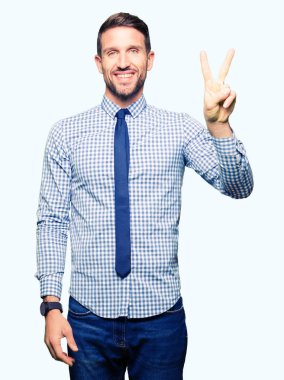 Yakışıklı iş adamı giyen kravat gösterme ve parmak ikinci ile gülümseyen ise kendinden emin ve mutlu yukarı dönük.
