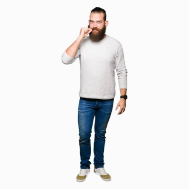 Genç sarışın adam rahat kazak ağız ve dudakları giyen parmakları ile zip olarak kapattı. Gizli ve sessiz, tabu konuşma