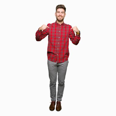 Yüzünde gülümseme ile kendinden emin görünüyorsun, kendini gururlu ve mutlu parmakları ile işaret yakışıklı delikanlı.