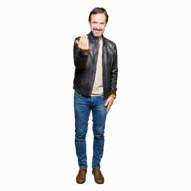 Orta yaş yakışıklı adam beckoning gel burada mutlu ve gülümseyerek el davet ile jest siyah deri ceket