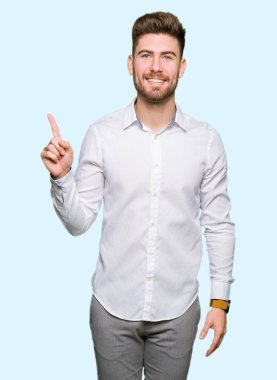 Ve parmak gülümseyen süre bir numara ile kendinden emin ve mutlu yukarıyı gösteren genç yakışıklı iş adamı.