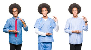 Genç adam kolaj beyaz izole arka plan üzerinde afro saç ile eller büyük ve büyük boyut işareti, ölçmek sembolü gösteren ile işaret. Kameraya bakarak gülümsüyor. Ölçme konsepti.