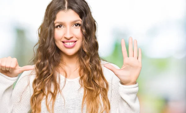 Joven Hermosa Mujer Vistiendo Suéter Blanco Mostrando Señalando Hacia Arriba —  Fotos de Stock