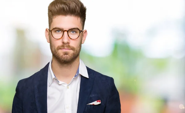 Joven Hombre Negocios Guapo Con Gafas Con Expresión Seria Cara —  Fotos de Stock