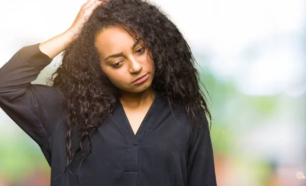 Giovane Bella Ragazza Con Capelli Ricci Che Indossano Abito Elegante — Foto Stock