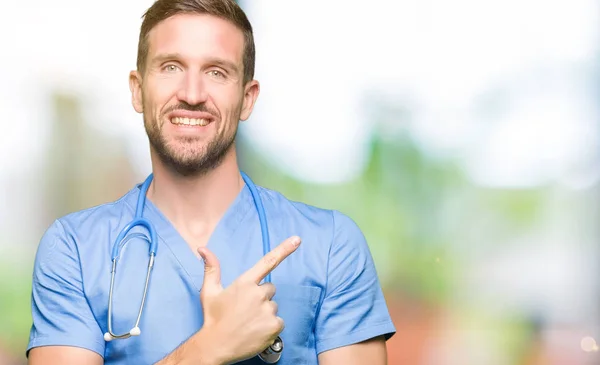 Beau Médecin Homme Portant Uniforme Médical Sur Fond Isolé Gai — Photo