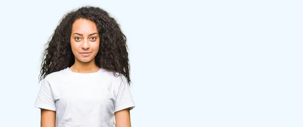 Junges Hübsches Mädchen Mit Lockigem Haar Trägt Lässig Weißes Shirt — Stockfoto