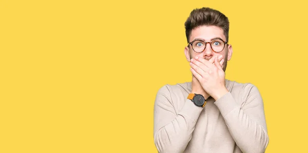 Joven Hombre Negocios Guapo Con Gafas Impactadas Cubriendo Boca Con —  Fotos de Stock