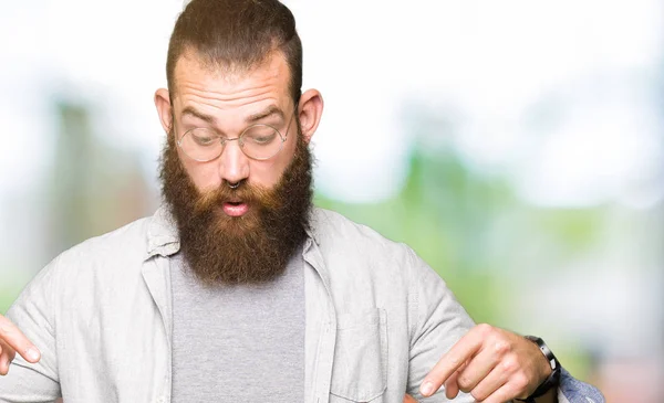 Joven Hombre Rubio Con Gafas Apuntando Hacia Abajo Con Los —  Fotos de Stock