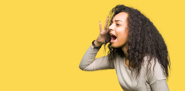 Menina Bonita Nova Com Cabelo Encaracolado Vestindo Camisola Casual Gritando — Fotografia de Stock