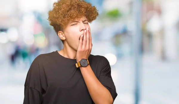 Jonge Knappe Man Met Afro Haar Dragen Zwart Shirt Vervelen — Stockfoto