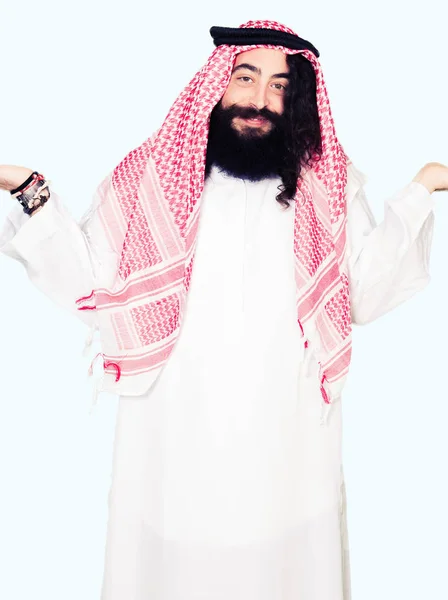 Arabischer Geschäftsmann Mit Langen Haaren Der Einen Traditionellen Keffiyeh Schal — Stockfoto