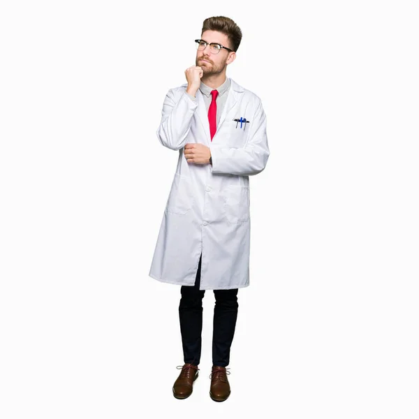 Ung Vacker Forskare Man Bär Glasögon Med Hand Hakan Funderar — Stockfoto