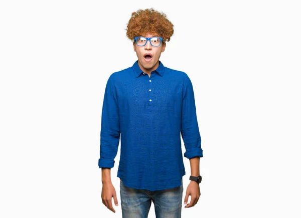 Joven Hombre Guapo Con Pelo Afro Con Gafas Azules Asustado — Foto de Stock
