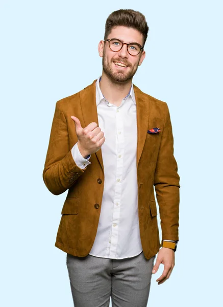 Joven Hombre Negocios Guapo Con Gafas Haciendo Gesto Feliz Con — Foto de Stock