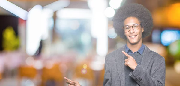 Młody Afroamerykanin Działalności Człowieka Włosów Afro Noszenie Okularów Uśmiechając Się — Zdjęcie stockowe