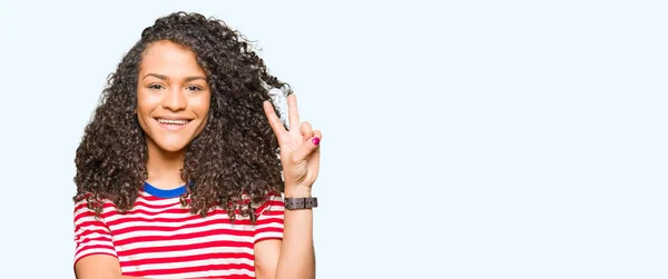 Junge Schöne Frau Mit Lockigem Haar Und Gestreiftem Shirt Die — Stockfoto