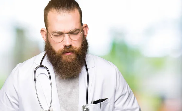 Jovem Médico Loiro Com Barba Vestindo Casaco Médico Com Mão — Fotografia de Stock